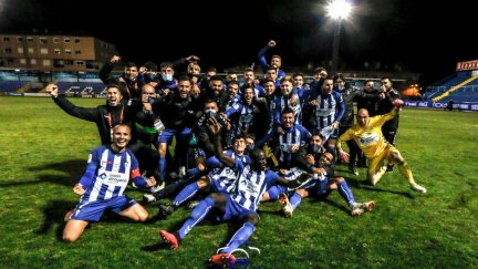 El Alcoyano celebrando el pase a octavos de final al eliminar al Real Madrid
