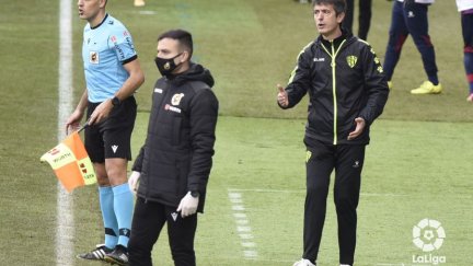 Pacheta da instrucciones a sus jugadores durante un instante del encuentro.