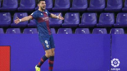 Rafa Mir celebra uno de sus goles en Valladolid.