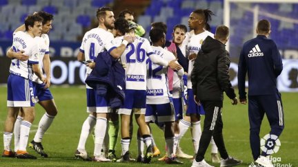 Los jugadores del Real Zaragoza celebran su victoria de ayer ante la Ponferradina.
