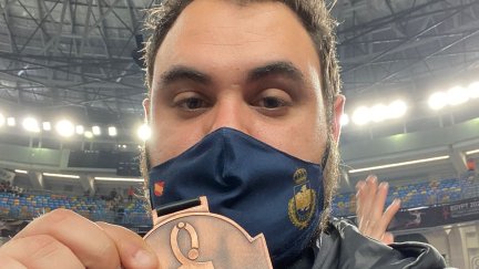Juan Caamaño posa con la medalla de bronce conquistada en Egipto.