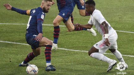 Pulido intenta robar el balón a Vinicius