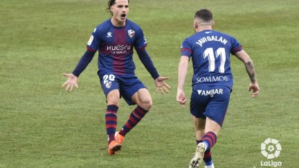 Galán celebra con Seoane el primer gol del partido.