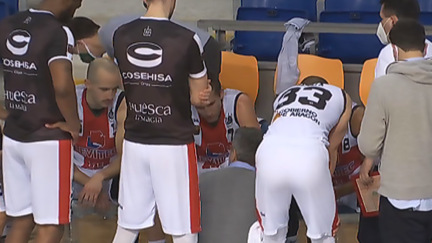 Óscar Lata da instrucciones a sus jugadores durante el duelo en Palma.