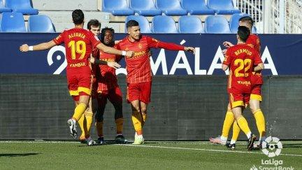 Los jugadores del Real Zaragoza celebran el gol de Igbekeme.