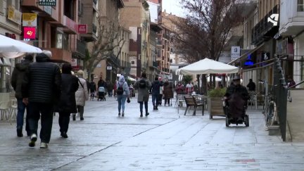 Oscenses paseando por una calle comercial del centro de la ciudad