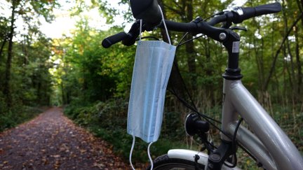 Mascarilla colgada en una bicicleta