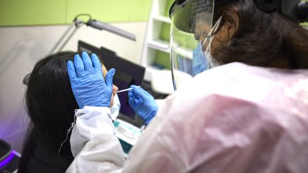 Una sanitaria realiza una PCR