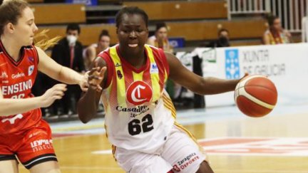 Sangaré protege el balón durante un partido