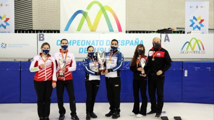 Carmen Pérez y Lucas Munuera (derecha), posan con la medalla de bronce del torneo.