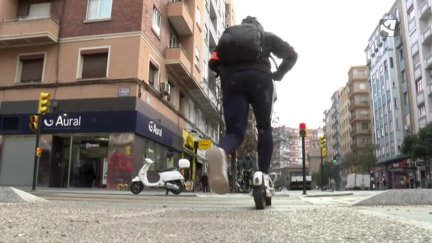 Una persona circula con un patinete eléctrico en Zaragoza