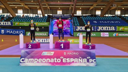 Salma Paralluelo (derecha), posa con la medalla de bronce en el podio.