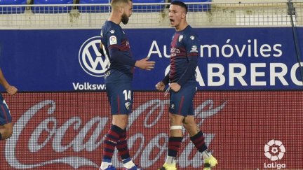 Pulido y Escriche celebran un gol en el duelo de este domingo ante el Granada.