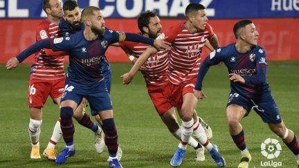 Acción defensiva del Huesca Imagen: LaLiga.