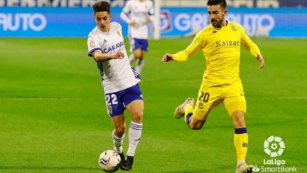 Bermejo pelea un balón. Imagen: LaLiga.