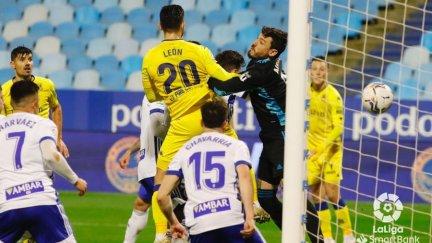 Cristian Álvarez pugna con León en la jugada que finalizó en gol.