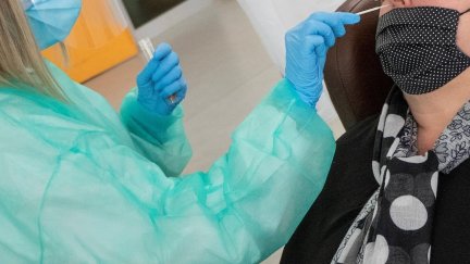 Personal sanitario realiza una prueba PCR