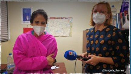 La periodista Sara Villellas durante la grabación de su reportaje