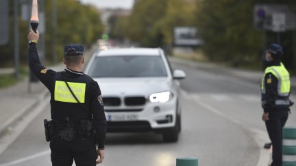 Agentes de la Policía de Huesca realiza controles en las entradas y salidas a la ciudad.