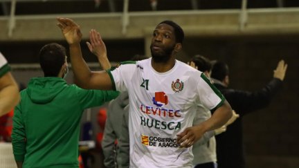 Patrick Onwenu durante un encuentro con el Levitec Huesca