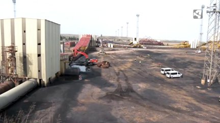 Las primeras máquinas trabajan en el desmantelamiento de la central térmica de Andorra (Teruel)