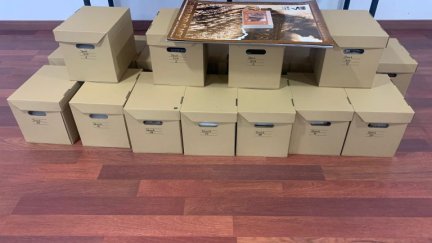 Imagen de las cajas que contienen los ejemplares donados