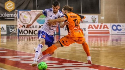 Adri Ortego conduce el balón en el pabellón Siglo XXI