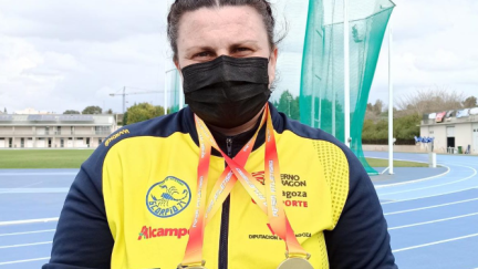 Vanesa Gil, posa con las dos medallas que consiguió en Barbastro.