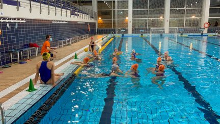 La Escuela Waterpolo Zaragoza durante un entrenamiento.