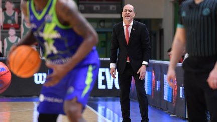 Sergio Hernández dirige a sus jugadores durante el encuentro ante el Dinamo Sassari.