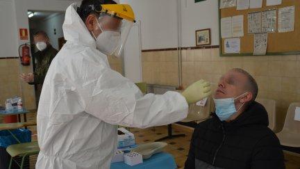 Un sanitario realiza una prueba PCR
