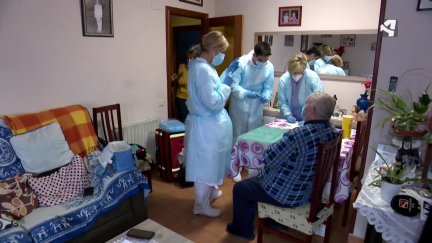 Jesús recibe la primera dosis en su domicilio de Huesca