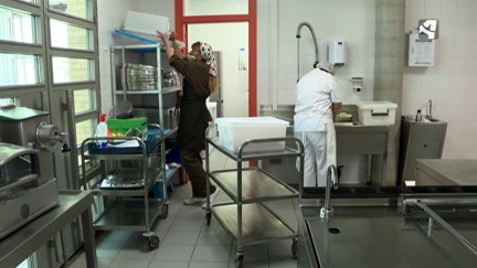Dos mujeres trabajan en una cocina