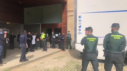 Momento de la llegada a Barbastro del camión con parte de los bienes