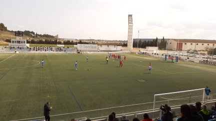 La SD Ejea se dispone a sacar una falta en el duelo disputado este domingo.