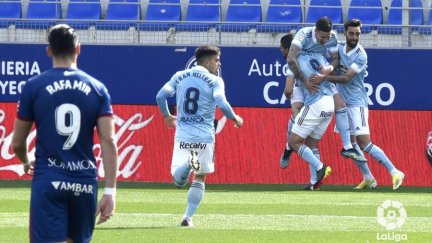 Los jugadores del Celta celebran un gol ante la mirada de Rafa Mir.