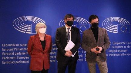 El expresidente de la Generalitat Carles Puigdemont y los exconsellers Toni Comín y Clara Ponsatí en el Parlamento Europeo