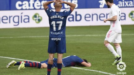 Mikel Rico y Rafa Mir se lamentan por una ocasión