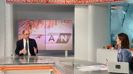 El presidente de Aragón, Javier Lambán, en el plató del informativo Aragón Noticias de Aragón Tv.