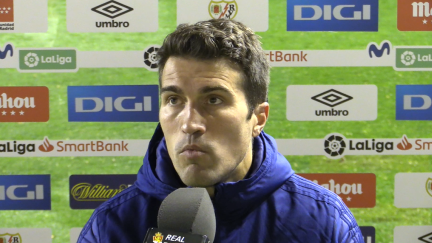 Alberto Zapater en zona mixta.
