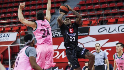 Ennis ejecuta un lanzamiento en el duelo de la primera vuelta.