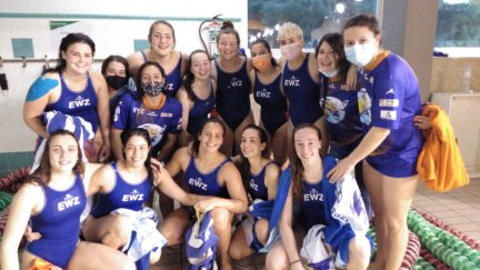 Las jugadoras de la Escuela celebran su permanencia en la categoría.