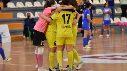 Las jugadoras de InterSala Zaragoza celebran la victoria de este sábado