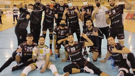 EL CV Teruel celebrando la victoria ante el Soria.