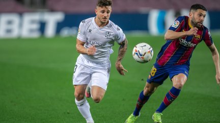 La SD Huesca busca esta noche el complicado reto de sumar tres puntos en el Camp Nou.