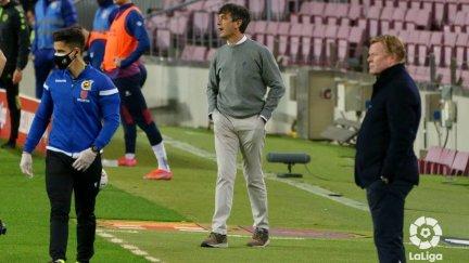 Pacheta da instrucciones a sus jugadores durante el partido de este lunes.