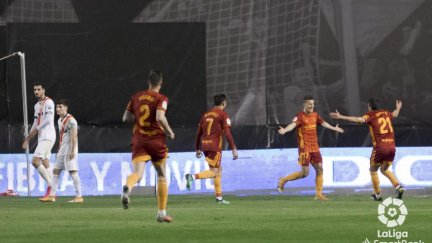 Zapater celebra con Nieto el segundo gol anotado en Vallecas el pasado viernes.