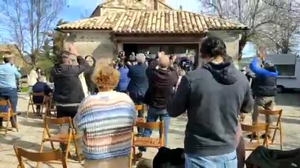 Vecinos de Lecina en el momento en el que se ha anunciado como ganadora la Carrasca