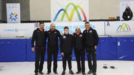 El Curling Club Hielo Jaca durante la competición (de izqda. a dcha.: Bernal, Munuera, Palacín, Hernández y Gracia). Imagen: Miguel Ramón Henares.