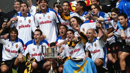 Los jugadores del Real Zaragoza celebran el título de Copa del Rey de 2004